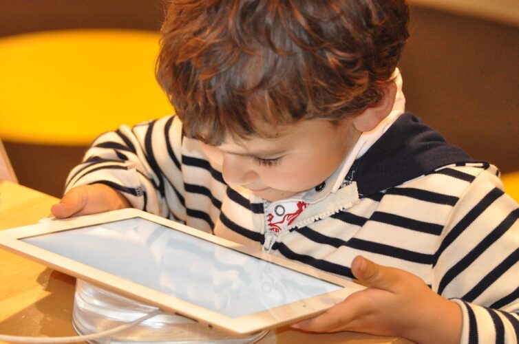 Junge schaut auf das Tablet.