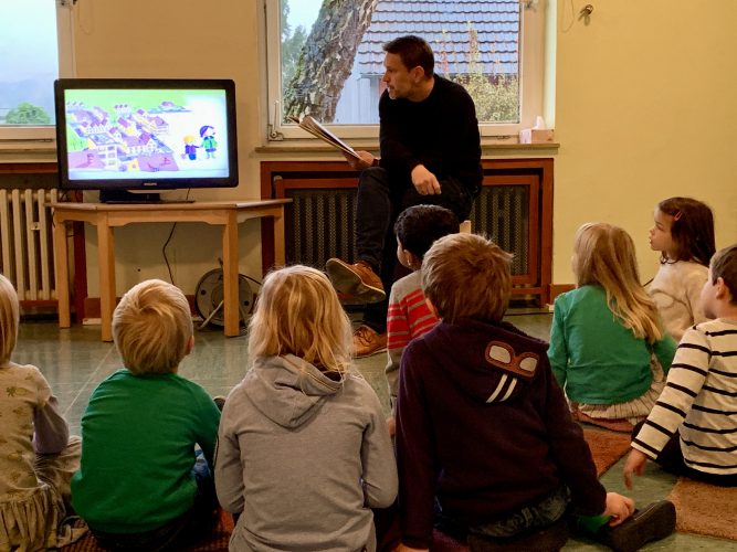 Kinderbuch wird in der Kita vorgelesen.