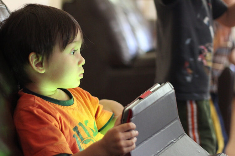 Jung Mit Tablet Im Zug