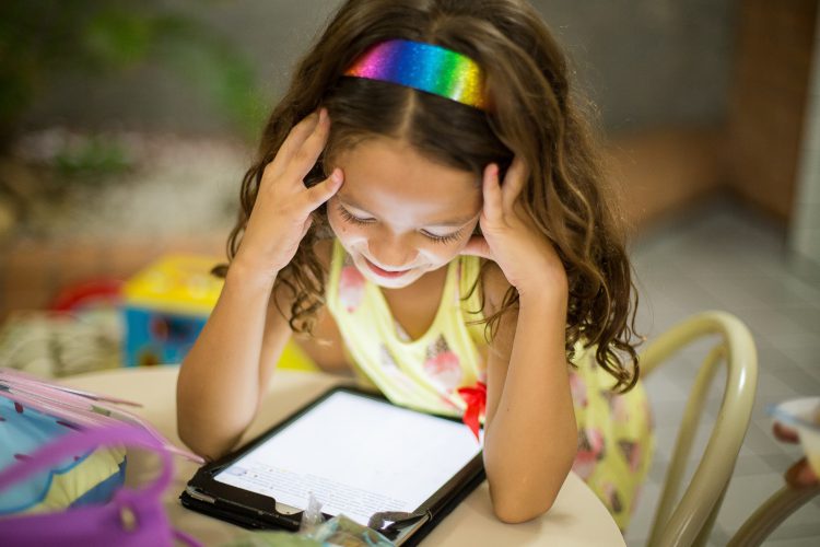 Mädchen Hängt über Tablet